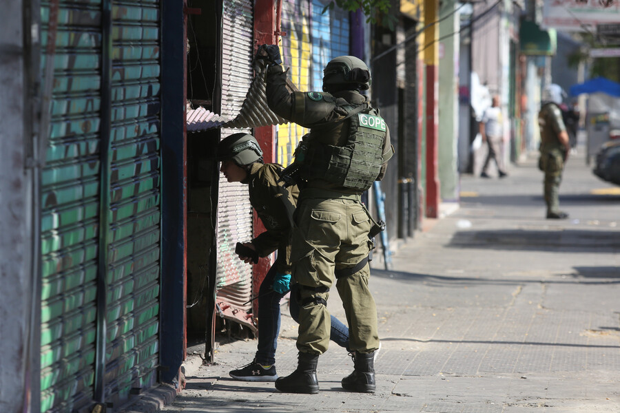 agenciaunochile's tweet photo. Carabineros realiza allanamientos simultáneos en seis comunas para desbaratar red de explotación infantil, las víctimas serían extranjeros y chilenos.

En desarrollo.

📸© AgenciaUno/Diego Martin https://t.co/x0hByxGWhe