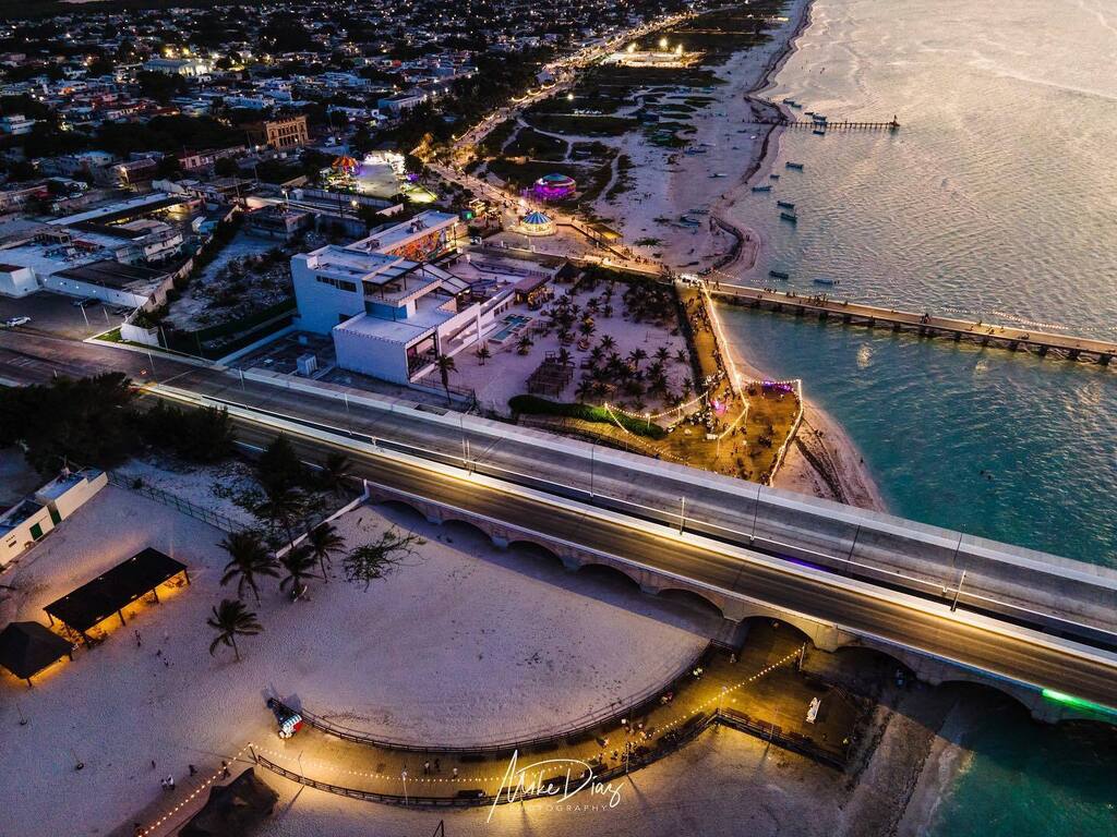 El deck y el nuevo malecón internacional de Progreso, un lugar increíble para divertirse con familia y amigos.
.
.
#dronephotography #droneshots #djiglobal #djicreator #djimexico #soydjimexico #visityucatan #yucatanturismo #yucatanescolor #365díasenYucat… instagr.am/p/CnmOWUJrysn/