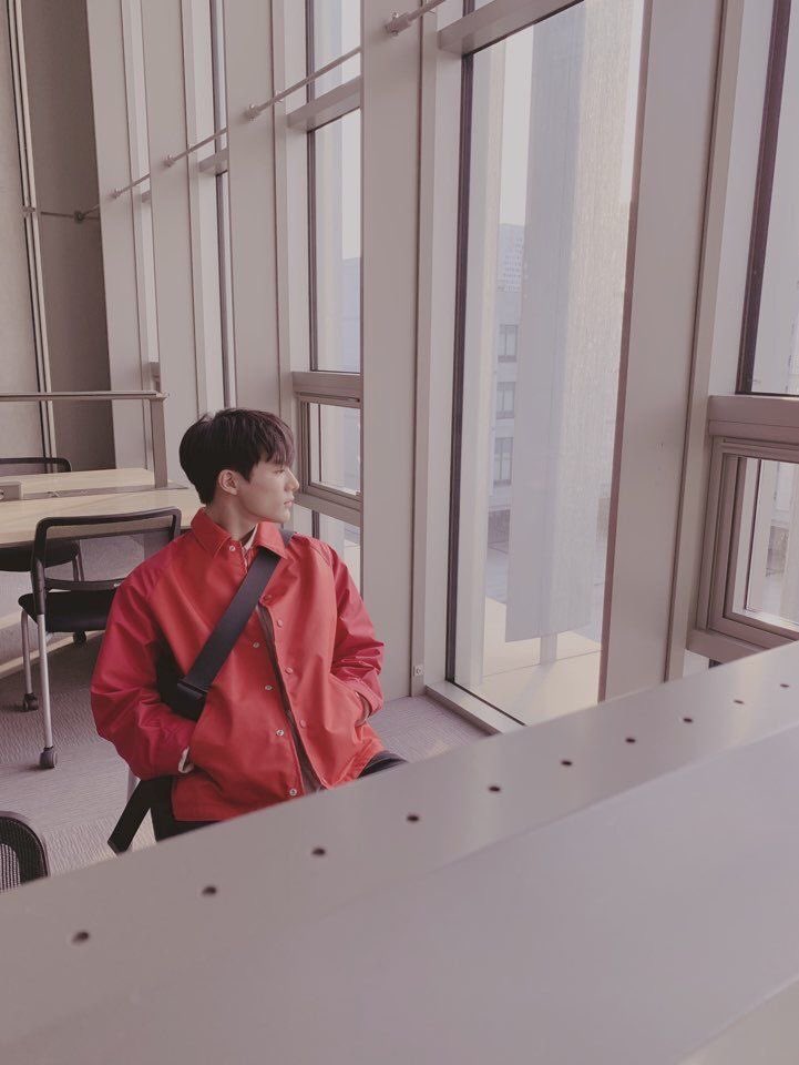 "Kerja di balik layar itu nggak selamanya enak! Lo kira jadi editor kerjaannya cuma baca dan benerin kbbi doang?"

—Lee Jeno Few Tweets AU