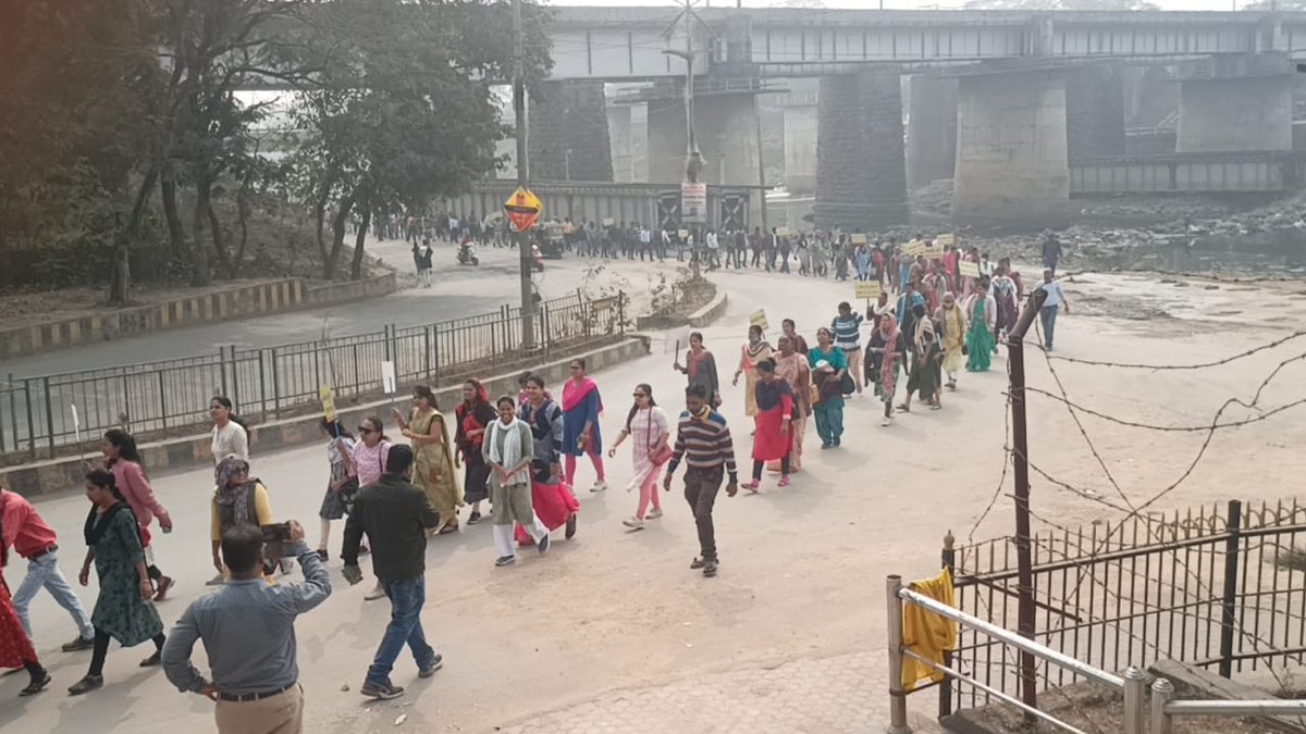 याचना नहीं अब रण होगा,
जीवन जय या मरण होगा।
संघर्ष का समय हैं सुन लो साथी,
अब नियमितीकरण होगा, 
या फिर जंग होगा।

#20_जनवरी, #रायपुर_चलो।