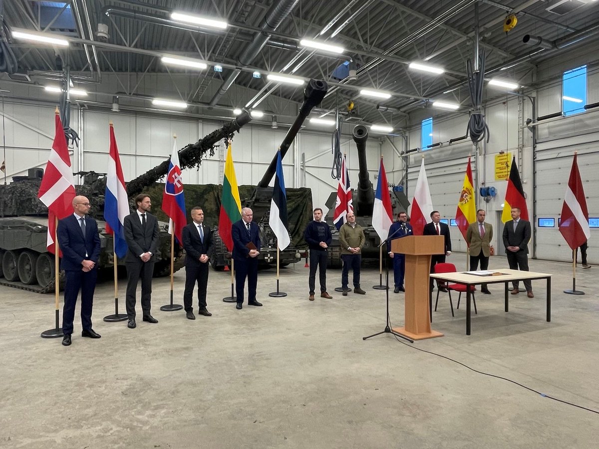 MoD_Estonia's tweet photo. Allies must give 🇺🇦 heavy weapons, 🇪🇪 w/ 🇩🇰, 🇨🇿, 🇱🇻, 🇱🇹, 🇵🇱, 🇸🇰, 🇬🇧 signed #TallinnPledge , #Estonia will donate tens of 155mm &amp; 122mm howitzers, ammunition, vehicles and hundreds of Carl-Gustaf M2s, worth 113 M Euros. We will also continue to train 🇺🇦 troops. #StandwithUkraine https://t.co/DqenwgUGwh