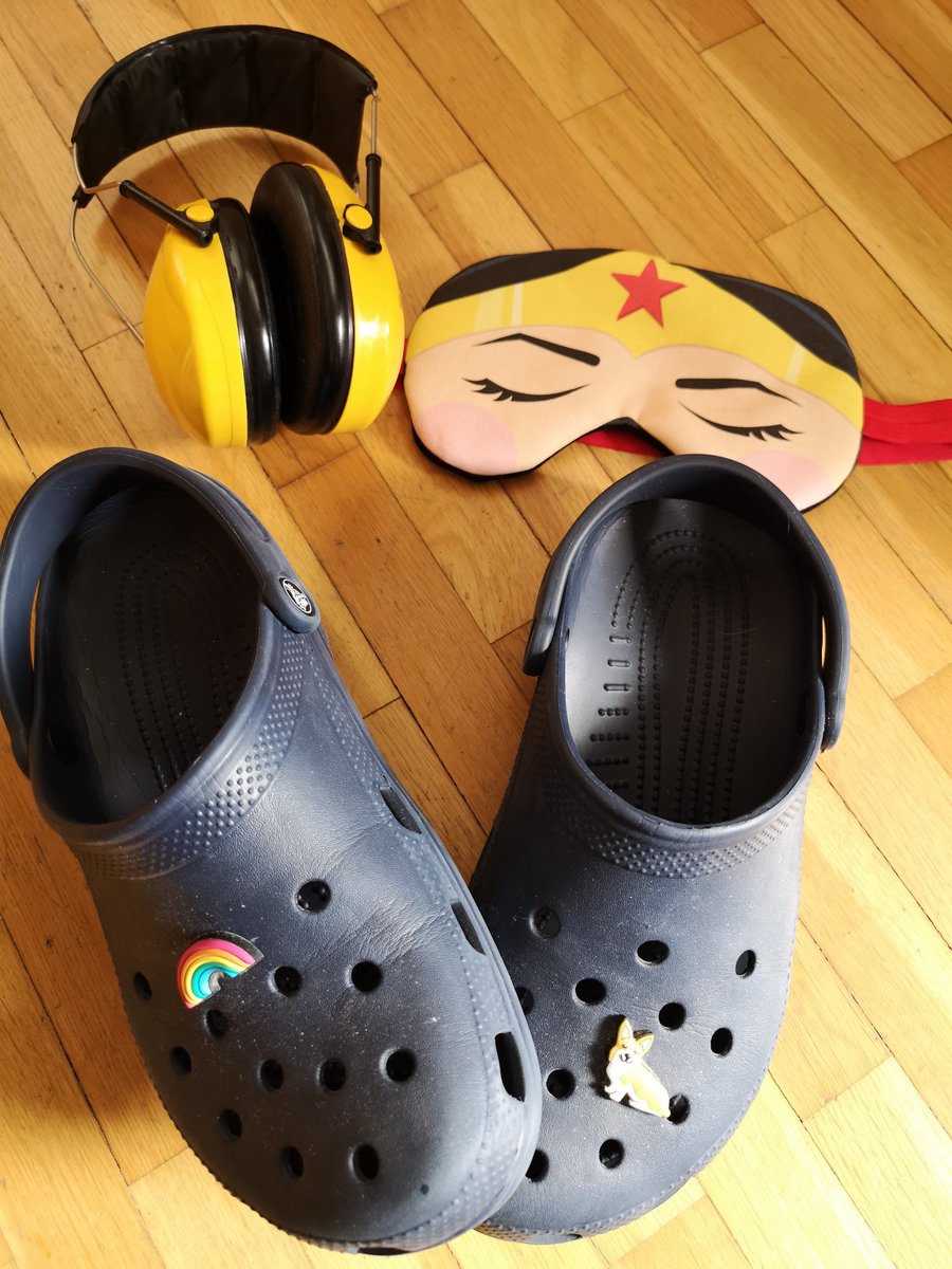 ME_Inactivist's tweet image. Ich bin nach einem Infekt 2002 mit 22 an ME/CFS erkrankt &amp;amp; bis heute ohne medizinische Versorgung.

Seit 2016 überwiegend bettlägerig.

Für Straßenschuhe habe ich keine Verwendung, daher hier meine Hausschuhe mit der "ME/CFS-Uniform" Gehörschutz &amp;amp; Augenmaske.

#MECFSimBundestag