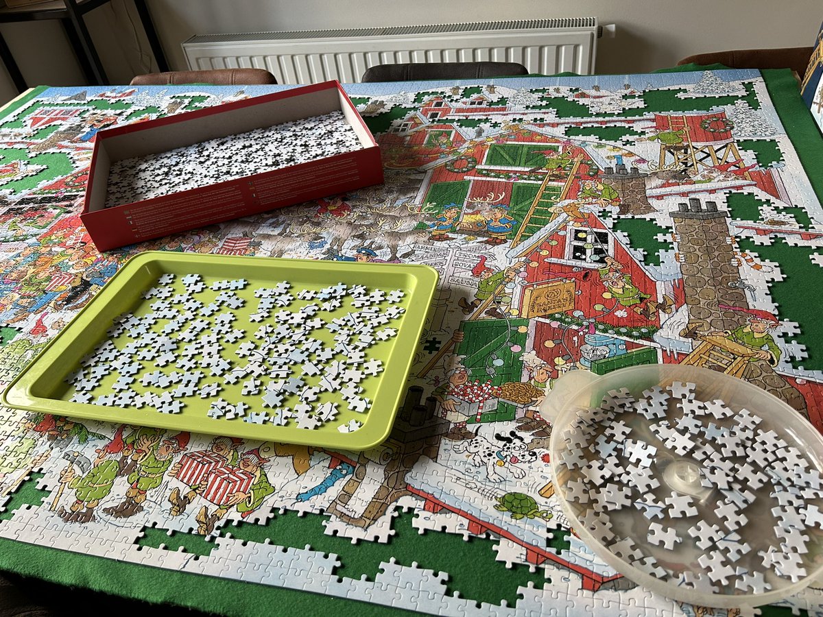 MirjamDerkink's tweet photo. Puzzelen zou rustgevend zijn. Nou een puzzel van 5000 stukjes waar alleen nog maar witte, blauwe en blauwwitte stukjes over zijn is verre van rustgevend 😩#puzzelen #rustgevend https://t.co/qNFrr0sKFs