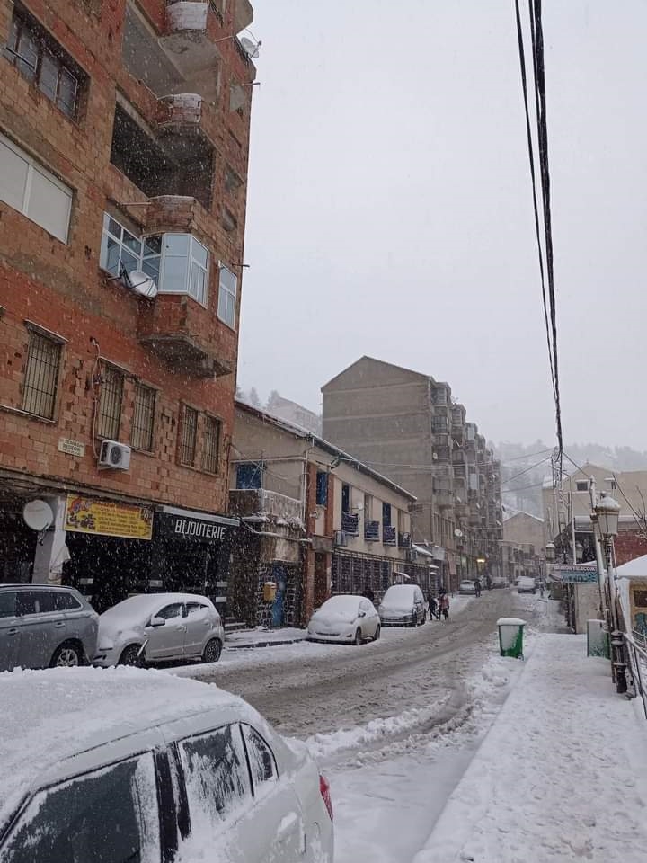 AfricaViewFacts's tweet photo. Snow is back in Algeria 🇩🇿

Photos of snow taken last night and today in different regions of the country. https://t.co/W33jb0ykjz