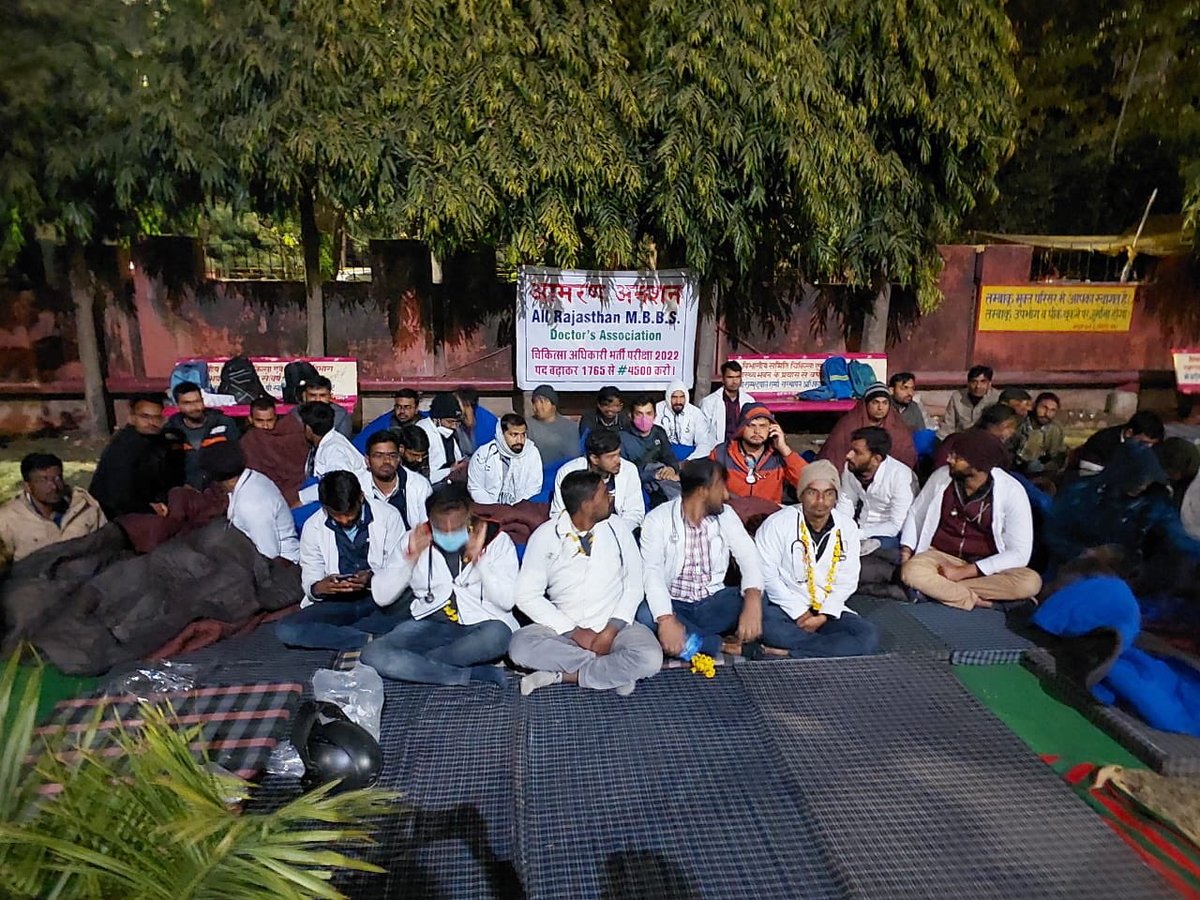 Dr_shrawan29's tweet photo. #MOamaran_anshan_4500 क्या यही है 
@ashokgehlot51
 की गांधीगिरी.....शांतिपूर्ण धरना प्रदर्शन को बलपूर्वक हटाना।
@RajCMO
 
 कितने भी अत्याचार करलो गहलोत सरकार डॉक्टर्स जब तक चिकित्सा अधिकारी भर्ती में पद नही बढ़ाए जाएंगे , हम अड़े रहेंगे। #AajNews #FirstIndiaNews https://t.co/vhm759IYhU