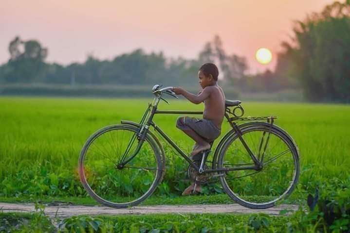 jcchaudhary1990's tweet image. #Emboss કરેલા અક્ષરો ઉપસી આવે એમ એની યાદ ઉપસી આવી  
હું સતત શોધમાં  કે આ કોણ મારામાં ઉપસી આવ્યું ?
પરિચિતોને જણાવ્યુ તો અલગ અલગ તારણો મળ્યા !
નીરખીને જોયું તો બધાના ભ્રમ ભાંગી જાય એવું કઇંક એવું ઉપસી આવ્યું હતું !
શું ઉપસી આવ્યું હતું ખબર છે ? 
નિખાલસતાથી છલ્લોછલ  બાળપણ
#બાળપણ