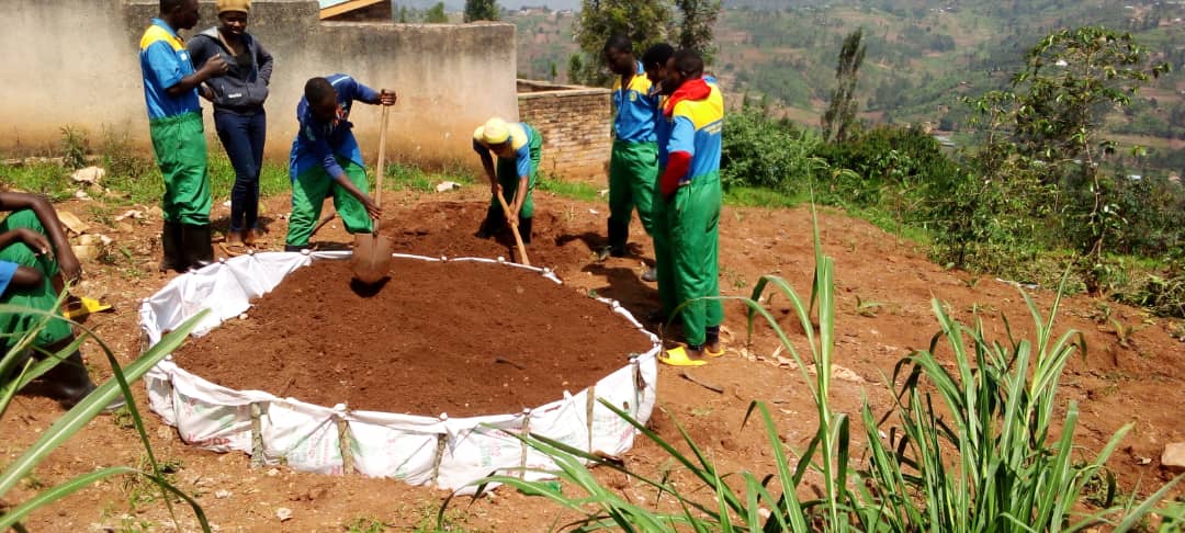 Inkomezabigwi22's tweet photo. #Kayenzi intore ziri kurugerero zakoze imirima yigikoni hagamijwe kurwanya imirire mibi n'igwingira ry'abana @Kamonyi @Unity_MemoryRw @RwandaLocalGov @RwandaSouth @DrNahayo https://t.co/FCtdPW5Rck