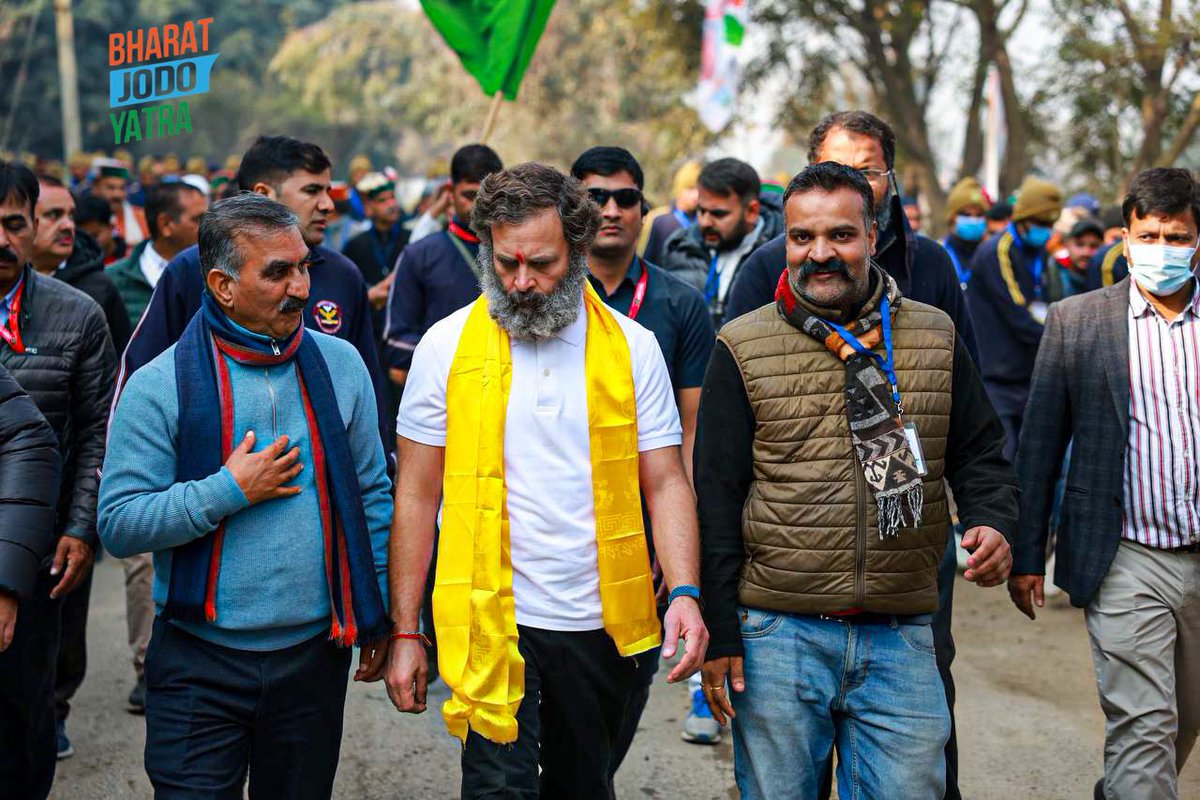 chandanrana_inc's tweet photo. जब कदम से कदम मिलते हैं,
भीड़ 'जनशक्ति' बन जाती है ....
ऐतिहासिक 'भारत जोड़ो यात्रा' के हिमाचल आगमन पर @RahulGandhi जी, @SukhuSukhvinder सुखविंदर सुखु जी और हज़ारों चलते कदमों के संग 28 किलोमीटर यात्रा का सहभागी बनने का अवसर मिला
#With_RG
#BharatJodoYatra
#भारत_जोड़ो_यात्रा https://t.co/JYRKu4UgPz