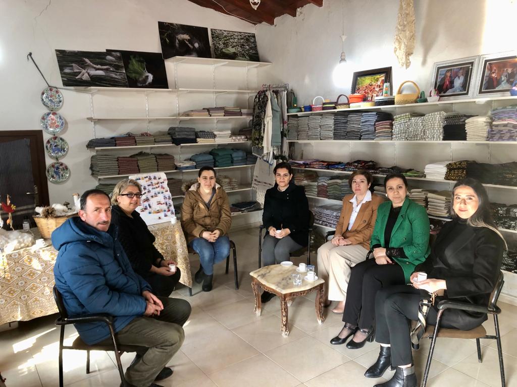 DefneAkkadin's tweet photo. 📍Defne 

İl Kadın Kolları Başkanımız Zehra EREN, Başkan Yardımcılarımız ve Defne Kadın Kolları Başkanımız Eda ÇELİK; "Defne Kozaevi İpek Böcekçiliği ve Dokumacılık Eğitim Merkezi" sahibi Tülay GENÇ' i ziyaret ederek, Cumhurbaşkanımız @RTErdogan' ın selamını ilettiler. https://t.co/7e4tPZZjxd