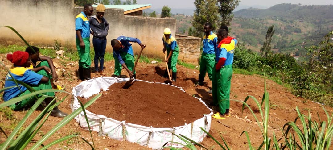 Inkomezabigwi22's tweet photo. #Kayenzi intore ziri kurugerero zakoze imirima yigikoni hagamijwe kurwanya imirire mibi n'igwingira ry'abana @Kamonyi @Unity_MemoryRw @RwandaLocalGov @RwandaSouth @DrNahayo https://t.co/FCtdPW5Rck