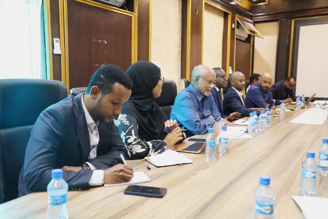 MohamedAZubeyr's tweet photo. Together with colleagues from the @SomaliPM, @TheVillaSomalia and @MoIFARSomalia, we had a constructive meeting with the three donors to the Somalia Dialogue Platform namely @DKinSomalia, @USAIDSomalia and @UKinSomalia on their support to our Government program and priorities. https://t.co/euZBfbCzCK