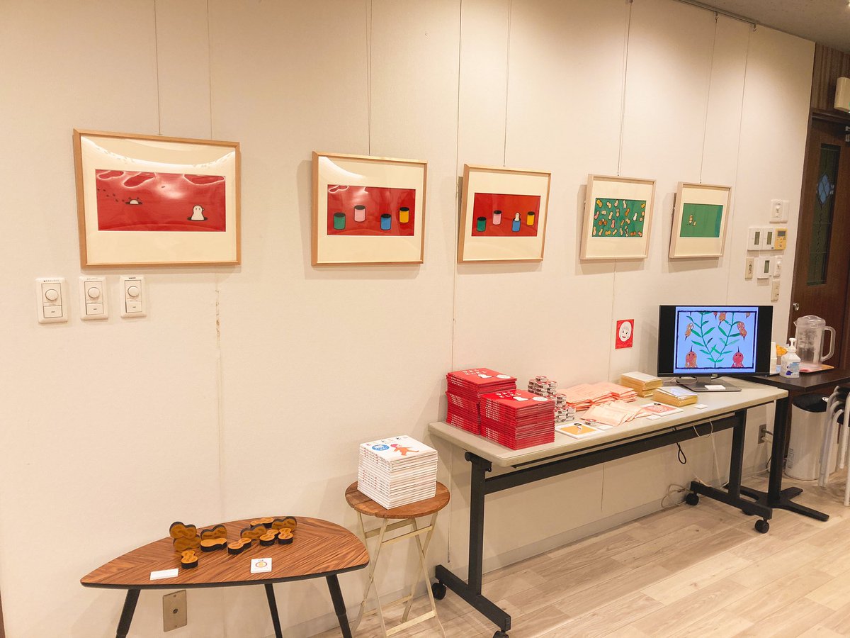 だりさん(@nemure_yoiko )の原画展にchiちゃん(@ch__i )と行ってきた!最初はデジタルで描いたのかと思ってたほど、美しいベタのイラストを間近で見られたよ。
展示も見れるし、絵本も買えるし、ご飯も美味しい。そんな展示会場でした🐣 