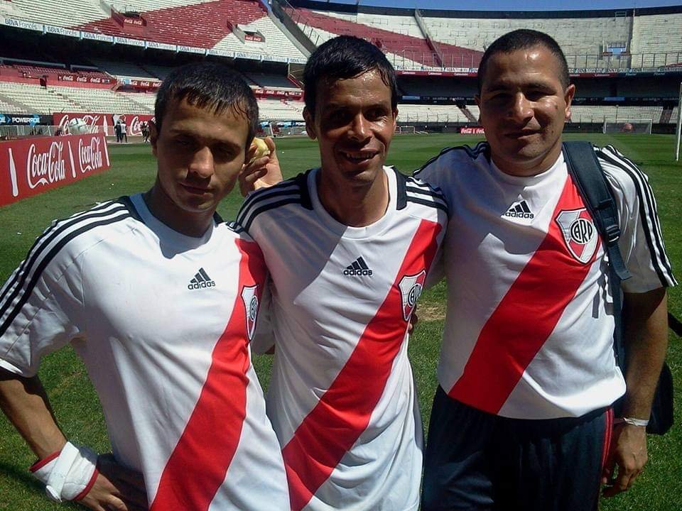 -👉🏻 A lo largo de mi carrera deportiva tuve el honor de jugar 10 años en River Plate, el primer club de fútbol del mundo en tener un equipo para ciegos. Allí estuve con grandes amigos y logramos varios campeonatos.