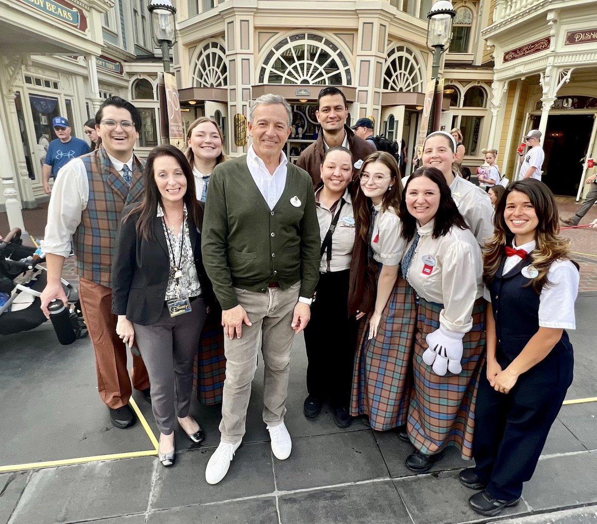 Had a great visit to @WaltDisneyWorld this week and I'm always so inspired by our spectacular cast members, who bring such talent and dedication to everything they do. Thank you!