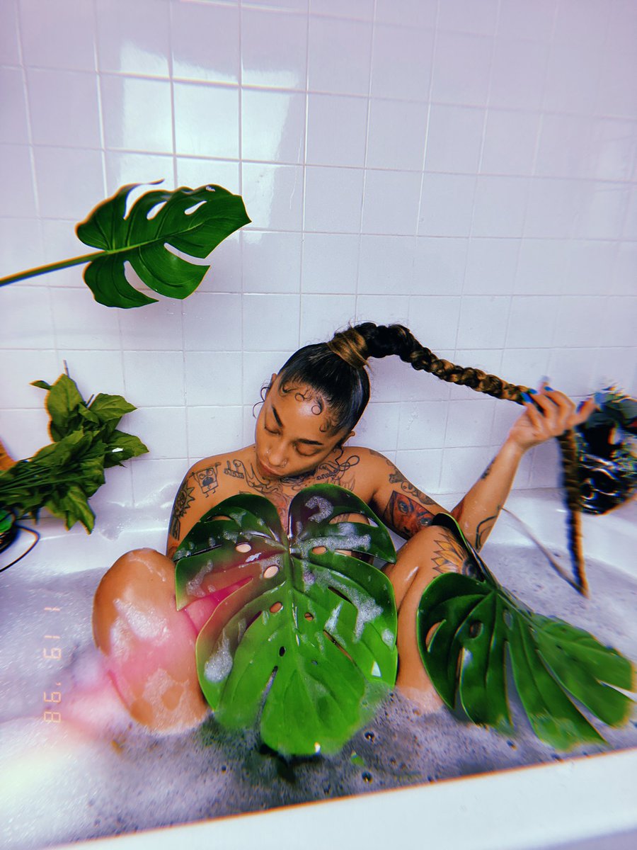 ishmcfly's tweet photo. Goodmorning morning my bbys 
Happy Thursday AGAIN 
Hope y’all’s day is Full of Greatness 
🥴 Show some love 💋❤️🌴
(Retweet) For a Great day 🌱🌿🌴 https://t.co/lgxJHeVuFR