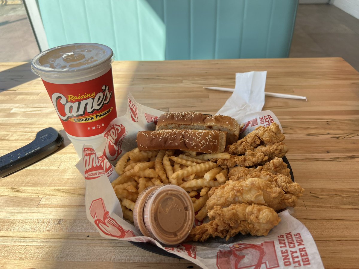 ZwebackHD's tweet photo. Raising Canes opened up a store here in Miami Beach two days ago and I had to test it out. Chat told me to get the Caniac Combo and sub out the coleslaw for another Texas toast so we did that. Video review out shortly. iight bet. 🐔 https://t.co/LmF0aIfSer