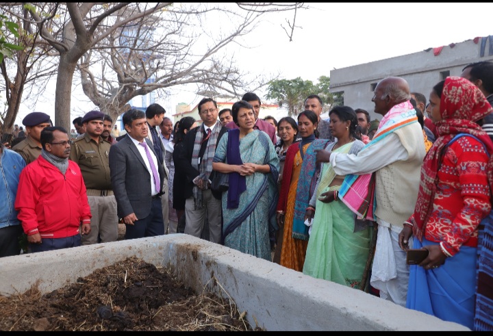 Swachhjhar's tweet photo. माननीय मंत्री एवं सचिव,जल शक्ति मंत्रालय के राज्य भ्रमण के क्रम में #JJM अंतगर्त जलापूर्ति योजना &amp; #SBMG P-II अंतर्गत #SLWM से संबंधित निर्मित विभिन्न संरचनाओं #gobargasplant एवं #NADEP/ #wormcompost का प्रत्यक्ष रूप से अवलोकन किया गया I
@OfficeOfGSS @mahajan_vini @swachhbharat https://t.co/VrlwnsjXyW