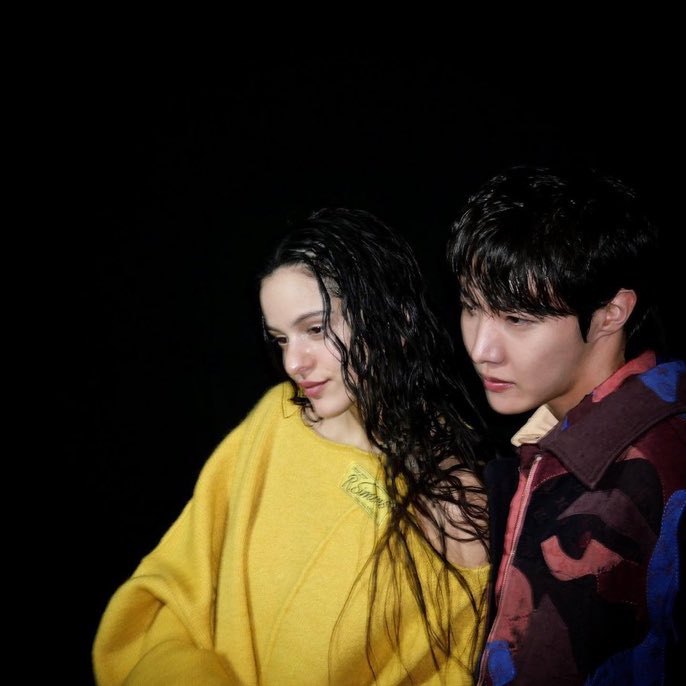 vminiecats's tweet photo. J-HOPE JUNTO A LA ROSALIA EN EL FASHION SHOW DE LOUIS VUITTON !! 

#jhopeAtLVFashionShow https://t.co/ERNCUDLgAJ