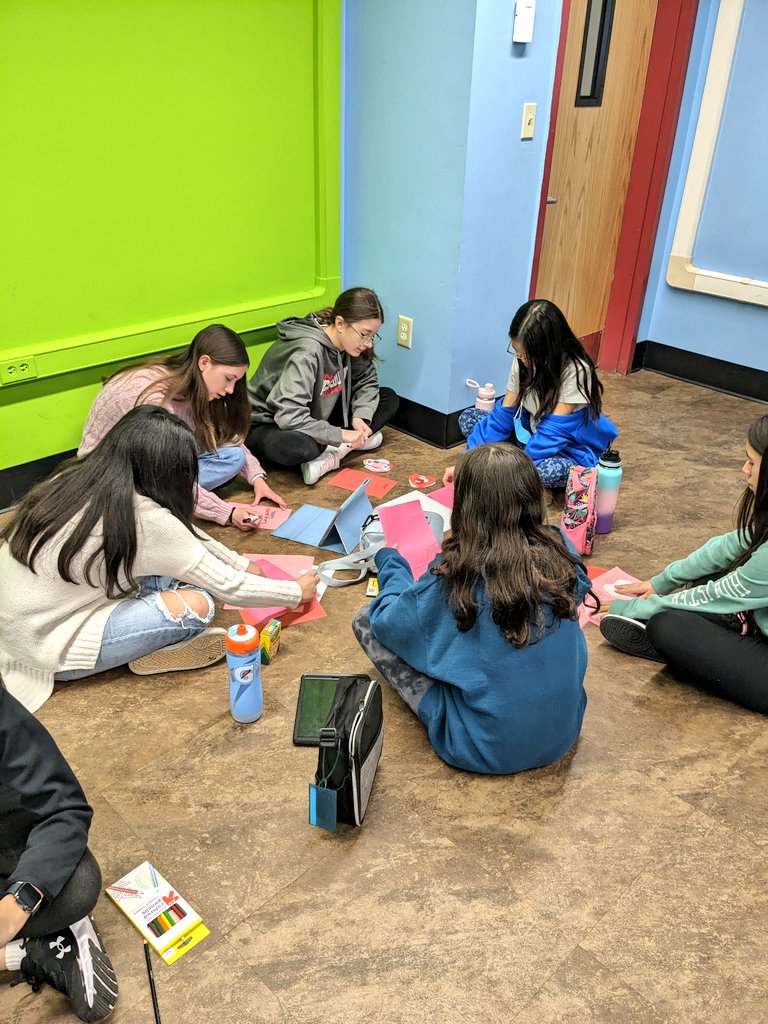 Great turnout for Valentine's for Vets where learners take time to share their love and thanks to local veterans. A <a href="/MineolaMS/">Mineola Middle School</a> yearly tradition! For those interested, we are still taking donations in the Guidance Office until Monday. 
❤️🤍💙
