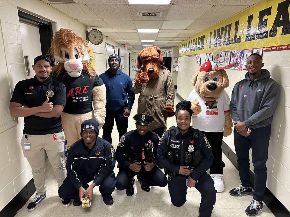 SPPDNews's tweet image. This week is Red Ribbon Week at @SeatPleasantES1!

Members of the #SPPD along with McGruff the Crime Dog, Scruff, and Daren the Lion visited the students today to encourage a drug-free lifestyle and positive decision-making! Great job!

#SPES #CommunityFirst #SeatPleasant