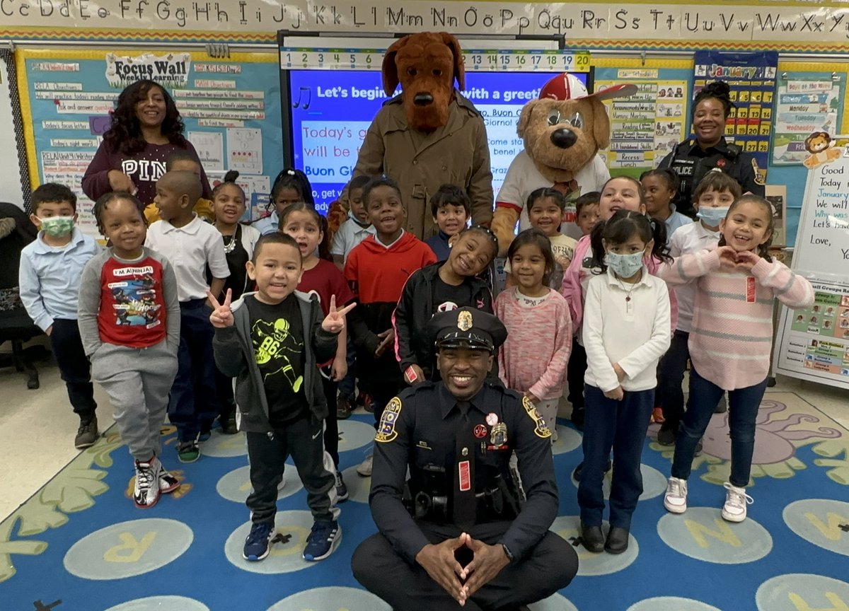SPPDNews's tweet image. This week is Red Ribbon Week at @SeatPleasantES1!

Members of the #SPPD along with McGruff the Crime Dog, Scruff, and Daren the Lion visited the students today to encourage a drug-free lifestyle and positive decision-making! Great job!

#SPES #CommunityFirst #SeatPleasant