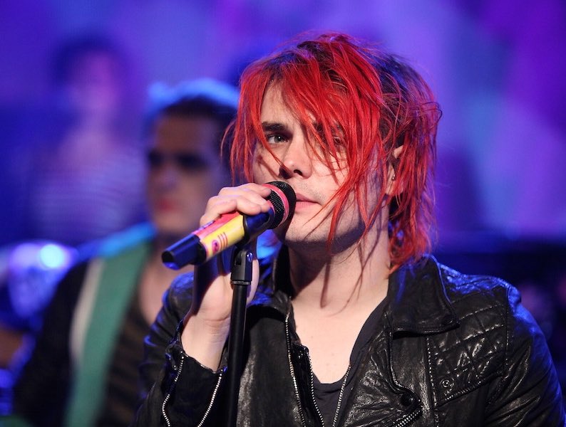 kissofviolence's tweet photo. whenever i see photos of dd gerard with his hair covering his face i feel my world get tilted off its axis bc yeah that’s the girlfriend https://t.co/oHBCKWFhLB