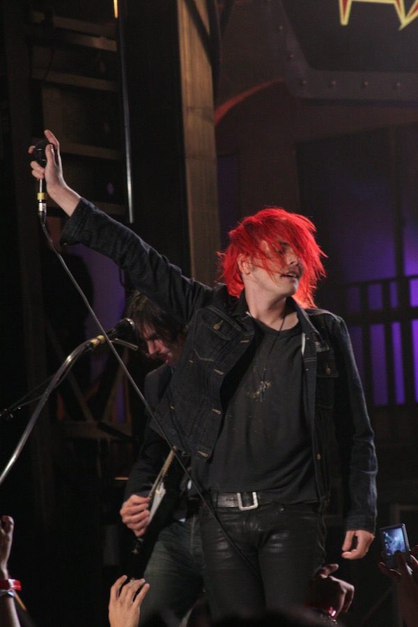 kissofviolence's tweet photo. whenever i see photos of dd gerard with his hair covering his face i feel my world get tilted off its axis bc yeah that’s the girlfriend https://t.co/oHBCKWFhLB