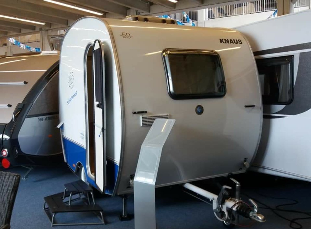 CompactCaravans's tweet photo. Made in 2011 to celebrate the 50th anniversary of Knaus, the limited edition "Schwalbennest 250D" was a modern imagining of the original 1960s Knaus. 0nly 150 were made. Internal length was 8'5"/256cm, overall length 12'5"/377cm. MIRO 565kg, MTPLM 750kg. Price in 2011 €5990. https://t.co/h6fdu5Zr1q