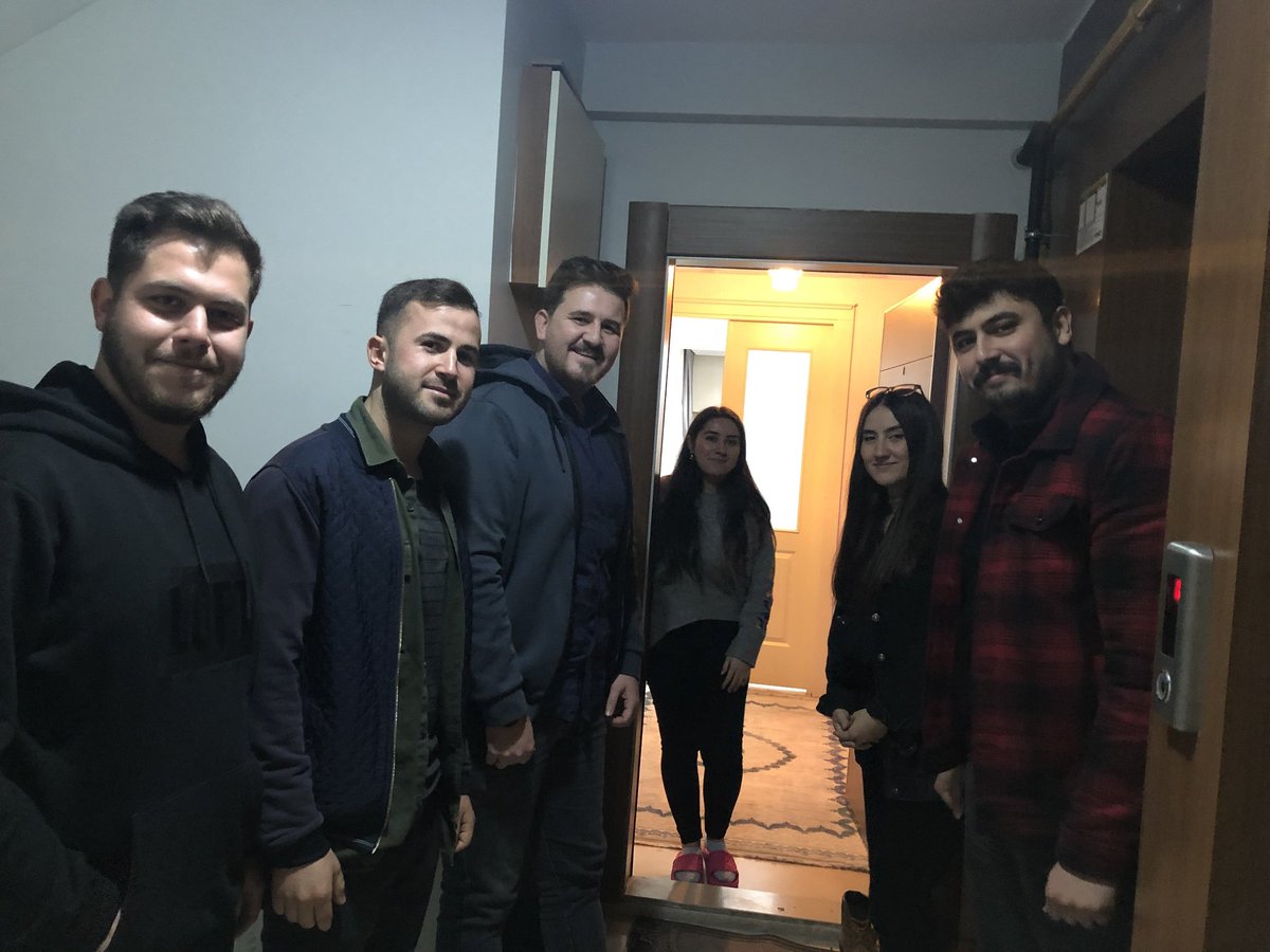 🎂'GENÇ ARAZİ'
📍 Menderes Mahallesi 
📍 Merkez Mahallesi 

"GENÇ ARAZİ" 
Programları kapsamında 18 yaşına yeni girmiş olan Genç Kardeşlerimizin Yeni Seçmen Birim Başkanımız <a href="/Oguzhan_Hira/">Oğuzhan Hıra</a> ve Mezitli Gençlik Kolları Teşkilatı ile birlikte kapısını çalarak doğum günlerini kutladık.