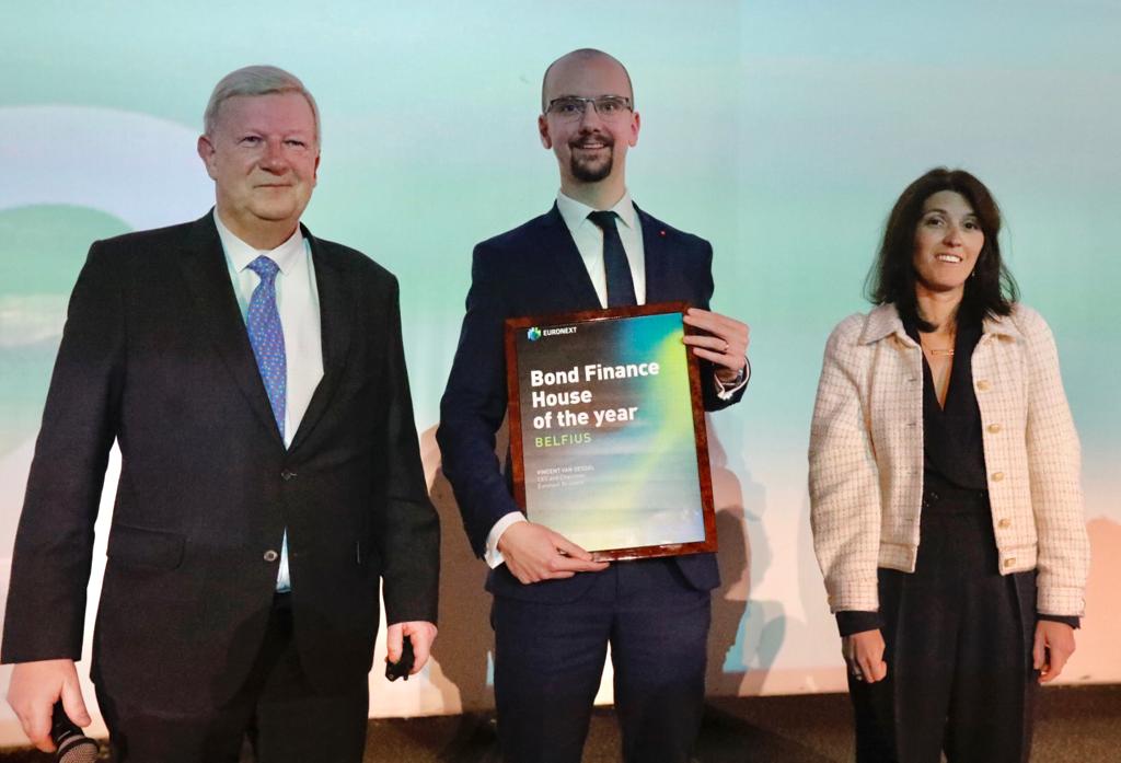 Belfius's tweet photo. .@euronext riep ons zonet uit tot Bond Finance House of the Year! En ook de award voor ESG Bond Finance House of the Year kwam onze richting uit. Bedankt aan al onze klanten om ons het vertrouwen te geven om er elke dag vol Love voor te gaan!
#belfius #capitalmarkets #esg https://t.co/17w3tSVhwB