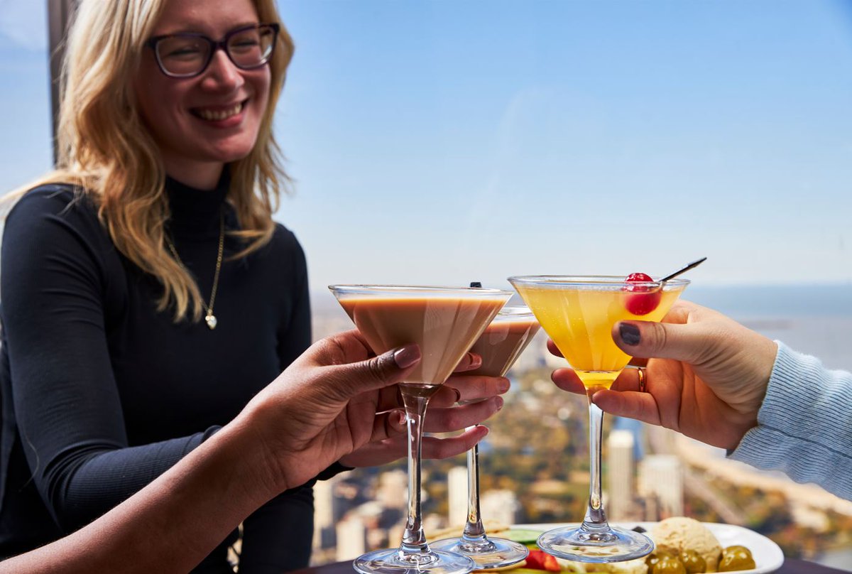 Here’s to National New Friends Day and creating new connections! Tag your new friends and stop by tonight. Cheers!

signatureroom.com/room/

📷: Brad Danner

#SignatureLounge #SignatureRoom #NationalNewFriendsDay #CelebrationEnvy #TallestBars #TallestRestaurants #Views