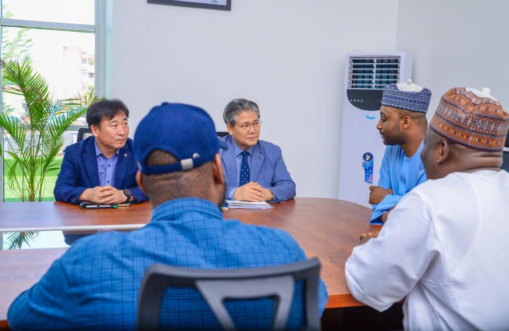 Earlier today, the Administrator, Kaduna Capital Territory Authority (KCTA), alongside the Executive Secretary of Kaduna Investment Promotion Agency (KADIPA) received a courtesy call from a South Korean company, MK International. 

#ItsYourCity #KCTA
@HafizBayero 
@KCTA_KD