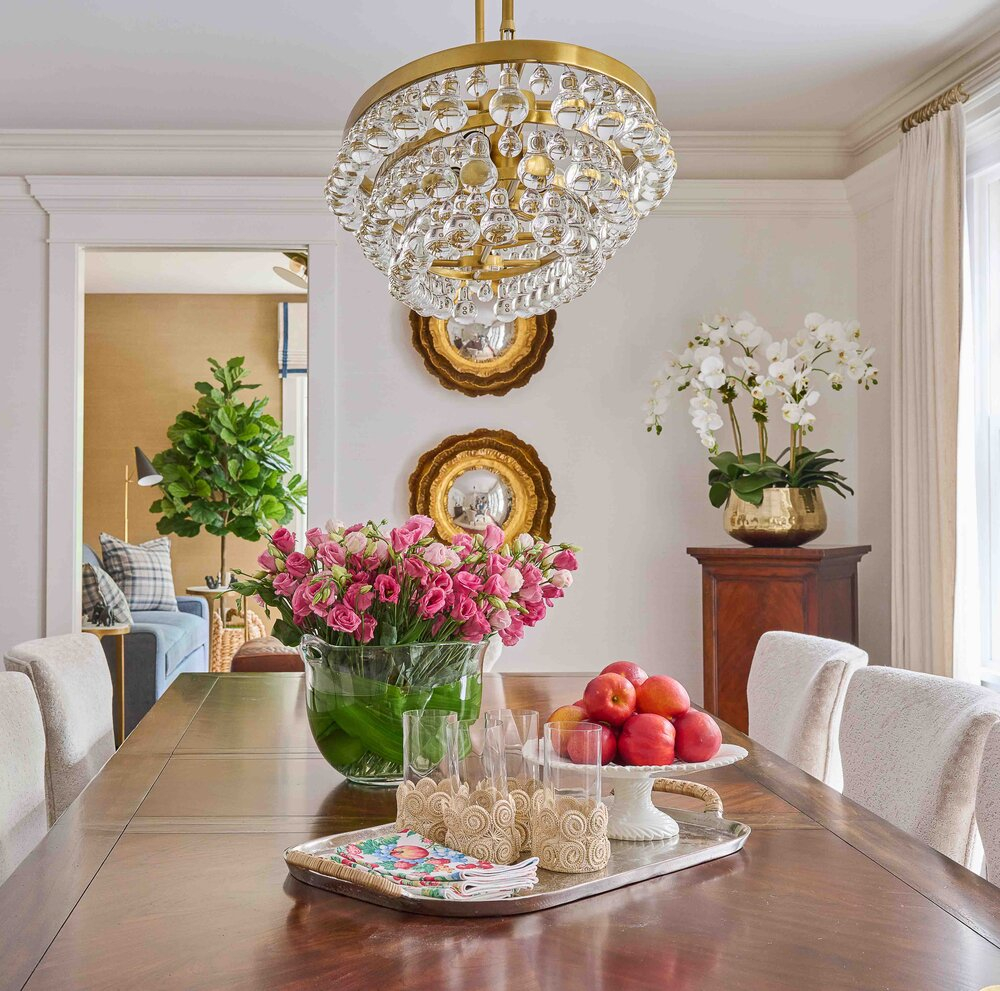 @maredesign.greenwich knows a touch of gold goes a long way to add a bit of bling to a room...  Elevate your space with our elegant All That Glitters orchid and never worry about it wilting!
📷 @janebeilesphoto for @maredesign.greenwich

#interiordesign #diningroom #homedecor #