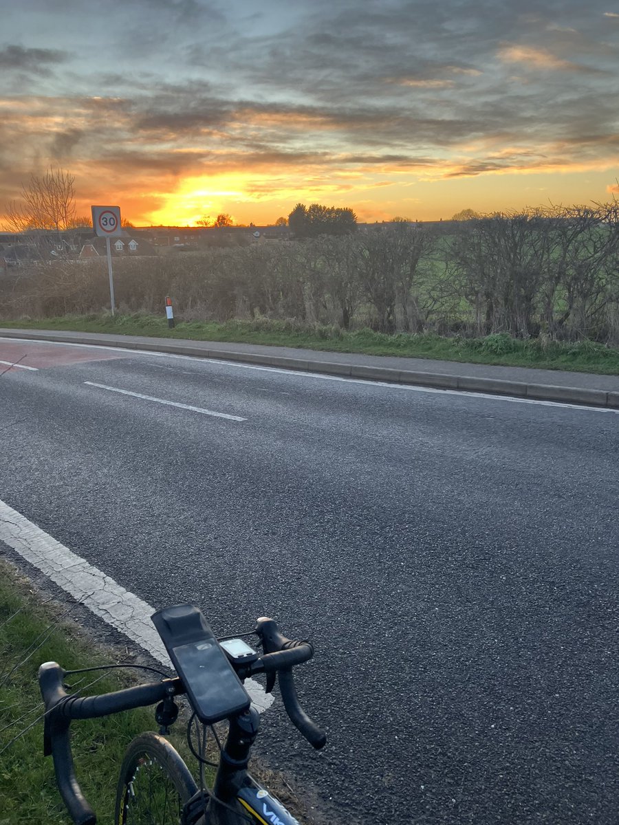 Short ride down to Radcliffe & back to #ValeofBelvoir - keep muscles going in winter. Average 5’C Sunset over #CropwellBishop #VeloBelvoir @VeloBelvoir