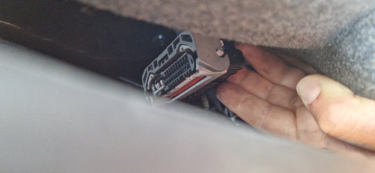 Taxi751's tweet image. Voilà comment ils volent les @toyota @rav4 ils m'ont fait la même, qu'allez vous faire pour remédier à cette faille @ToyotaFrance @GroupeToyotaFr @ToyotaMotorCorp ???