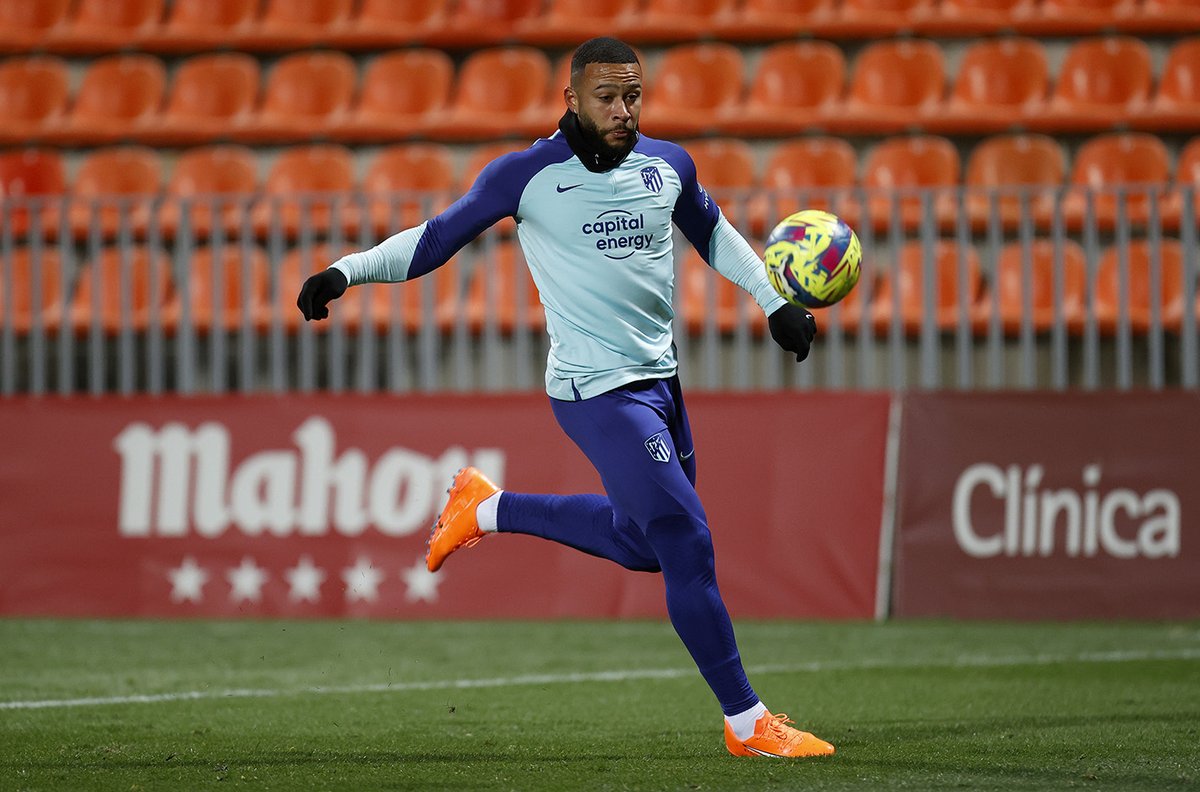 Atleti's tweet photo. ⚽ @Memphis, con permiso del FC Barcelona, se ejercitó en Majadahonda mientras ambos clubes cierran su traspaso a nuestro club. https://t.co/kWFmHcweIU