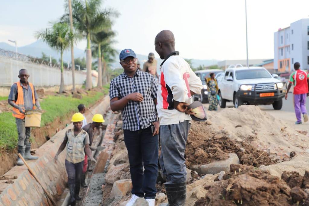 MilteBurundi's tweet photo. De passage devant le CHUK, @Capt_Dukundane a apprécié l’état d’avancement des travaux de canalisation exécutés par l'@ARBurundi et cela suite à sa  promesse faite à la direction de cet Hôpital en date du 17.12.2022 au cours des travaux communautaires de son personnel
@NtareHouse https://t.co/AaoP46H22T