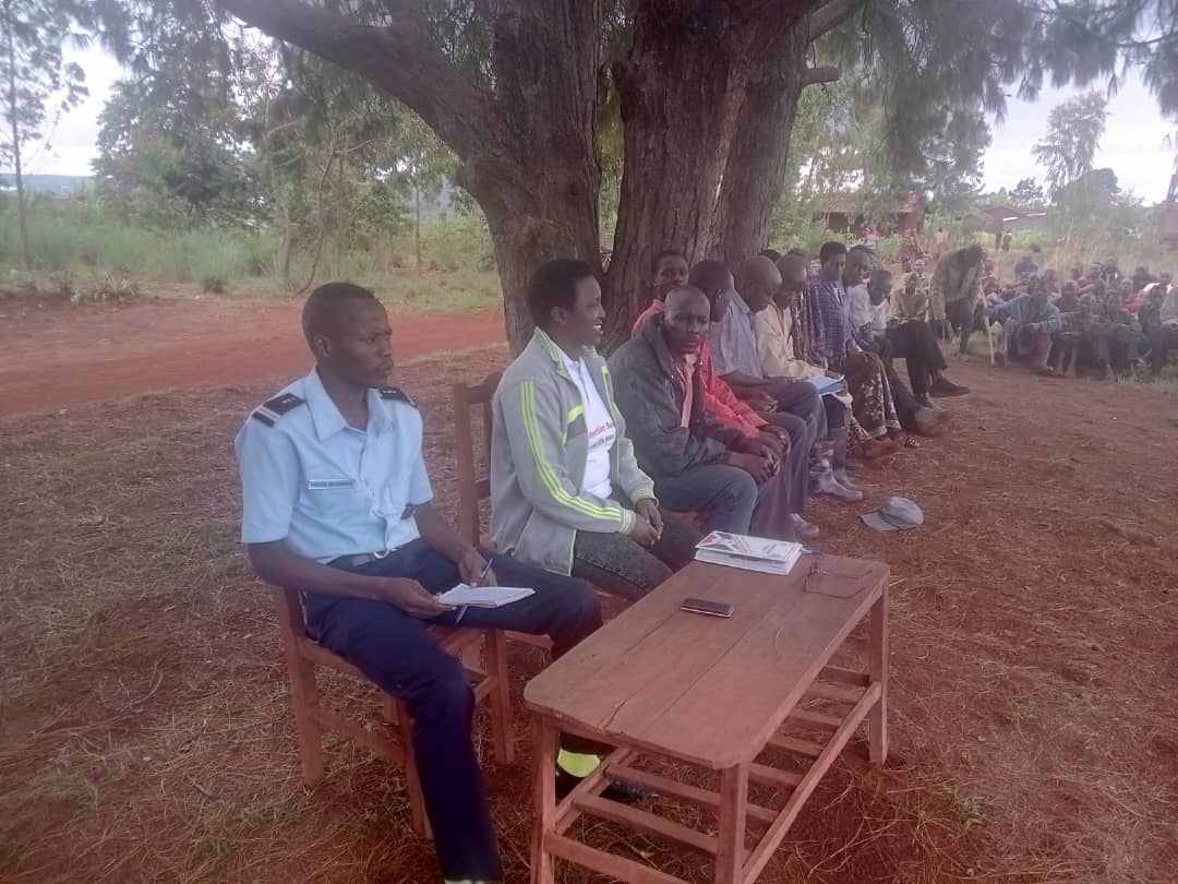 Musonga11's tweet photo. Muntumbero yo kubandanya gushigikira ibikorwa vy'amakoperative yo Ku mitumba, Musitanteri wa Komine Musongati yagendeye koperative sangwe Nyabigozi aho yabahimirije kubandanya bavyaza umusaruro imiliyoni 20 bahawe na leta mvyeyi.Yabasavye kwakira abanywanyi bashasha bavyipfuza. https://t.co/tTTKaAXPqi