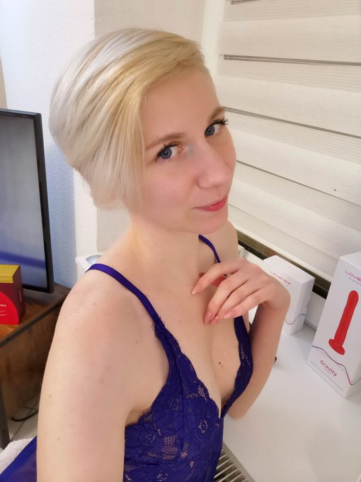 LIVEEEEEEEEEEEEEE on est parti :D ce soir c'est freestyle! je me fais plaisir au gr&egrave;s de mes envies venez<a href="/tag/lingerie"class="tags"><span>#lingerie</span></a><a href="/tag/corset"class="tags"><span>#corset</span></a><a href="/tag/nsfw"class="tags"><span>#nsfw</span></a><a href="/tag/chaturbate"class="tags"><span>#chaturbate</span></a><a href="/tag/adventca"class="tags"><span>#adventca</span></a>