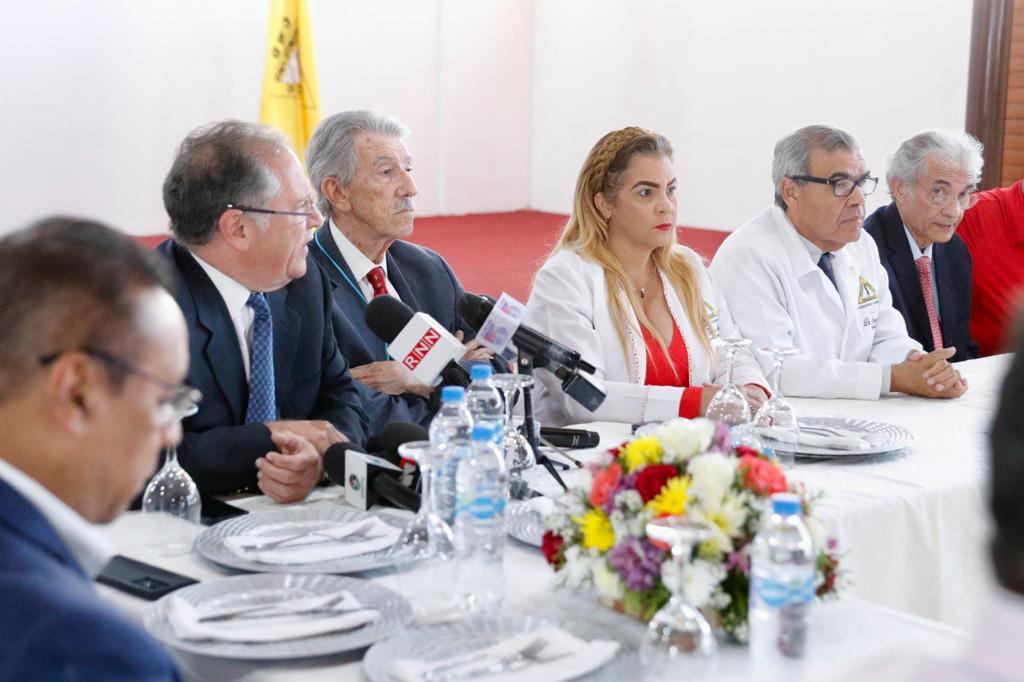 cmdorg's tweet photo. El @cmdorg celebró un encuentro con #andeclip y la Asoc. Nac. de Centros de Diagnóstico para aunar esfuerzos en pro de llevar propuestas comunes al seno del @cnssrd que permitan llegar a acuerdos satisfactorios para todos los actores de la Seguridad Social. #planbasico #codigos https://t.co/xV2TUs0ukF