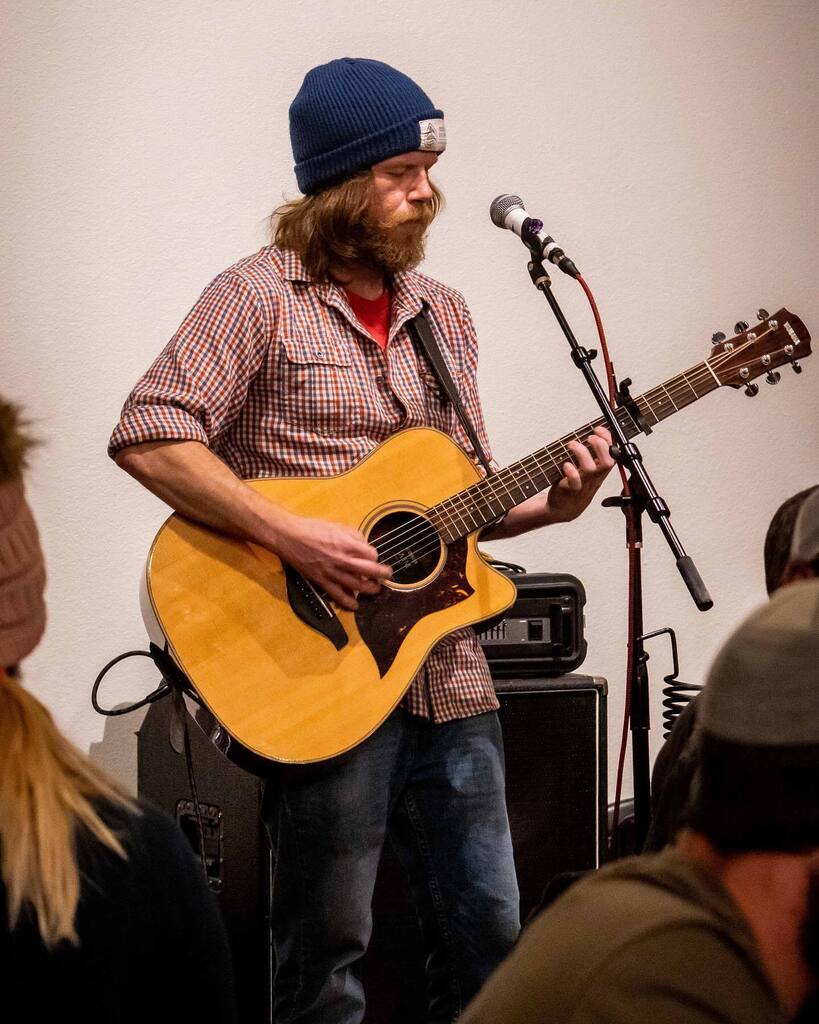 Happy Thursday! Tonight we’ve got Joey Henderson jamming out for us from 6-9pm!! Come swing by a little early to enjoy our happy hour from 3-5pm and find yourself a good seat for the show 🍻

Doors opening at noon, hope to see you all soon!
#distantbrewing