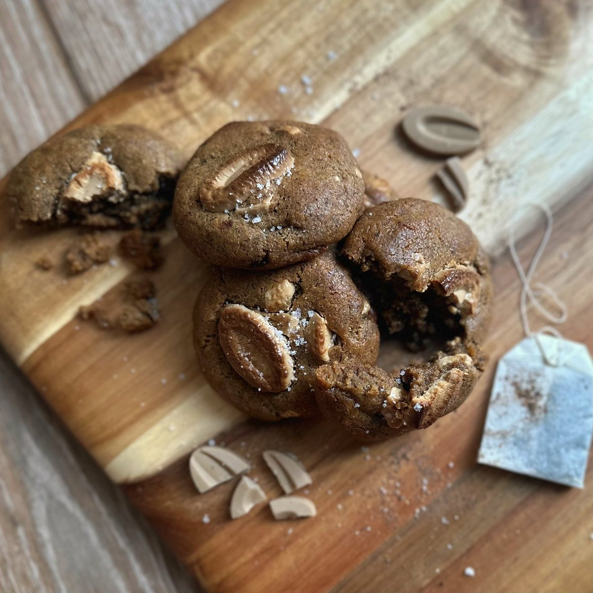 CookieTiam's tweet photo. Milk tea cookies are now up in the shop! 

https://t.co/XrP20tLyAB

"Brown sugar cookies made with a mix of real black teas, rooibos teas, and Hong Kong milk tea powder, topped with caramelized white chocolate. Perfect to have with boba!"

#cookietiam #milkteacookies #bobacookies https://t.co/FVIfqW8Ubr