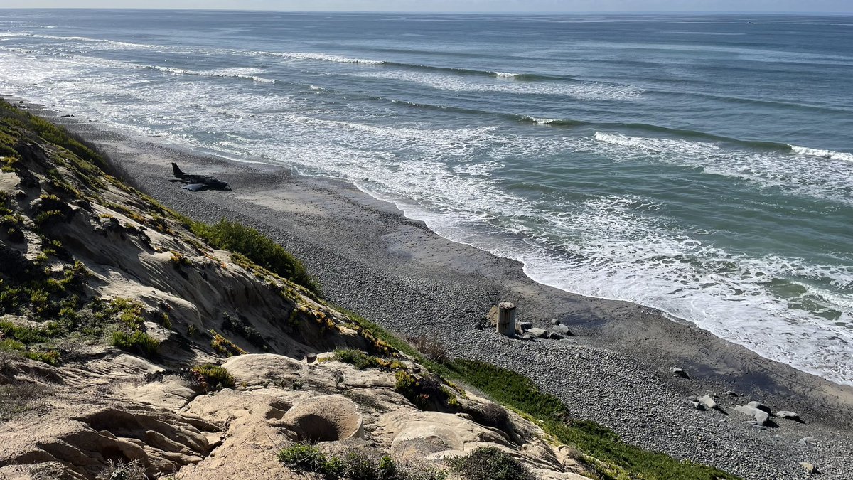 LittleJoeTV's tweet image. Three people walked away from this dangerous landing on South Carlsbad State Beach. @nbcsandiego at 4 and 6.