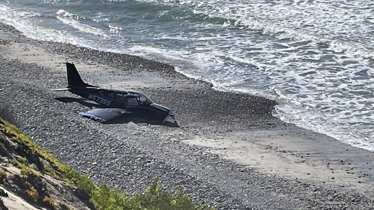 LittleJoeTV's tweet image. Three people walked away from this dangerous landing on South Carlsbad State Beach. @nbcsandiego at 4 and 6.