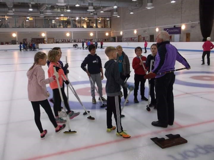 Curling coaching this Saturday 21st Jan, if you fancy having a go - please come along! It’s only £3 for kids and £5 for adults, equipment provided, please wear cleanish trainers. 
9.30-11 every week. Lots of options are available depending on level of fitness, age etc 
🥌🥌🥌