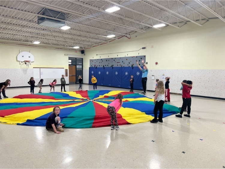 TiptonTigersCSD's tweet photo. Parachute Day for Mr. Heitland’s PE classes! https://t.co/dw8vj8xx1A