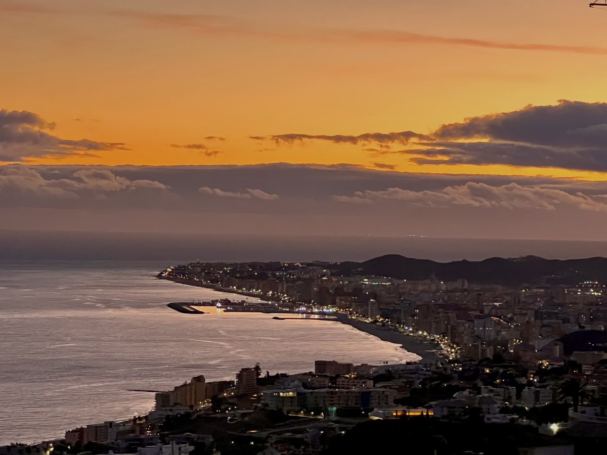 SGDesign13's tweet photo. Buenas noches 🌒 #Fuengirola
 #photography #photoandvideo #cursoformativofotografia #jornadasfotografiaprofesional #fotografia #marketing #formacionfotografica #edicionfotografica #edicionvideo #dronepilot #pilotodedroneaeromedia #aeromedia #Fuengirola☀️ https://t.co/A8RksXLEY3