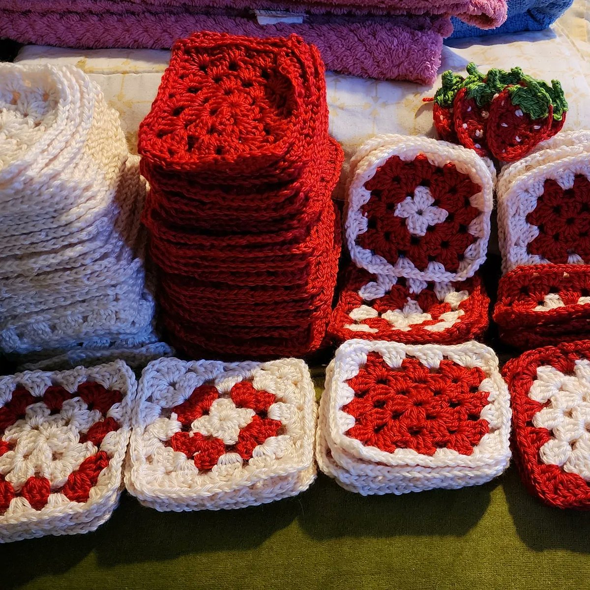 CCauldroncrafts's tweet photo. Picnic Cardigan adaptation https://t.co/1tRvKzuia6