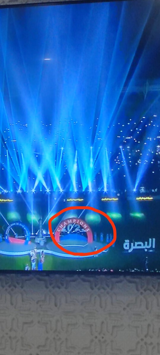 #عمان_العراق
بطولة عربية في بلد عربي بين فريقين عربيين الى متى لانعتز بلغة القران ؟؟؟؟