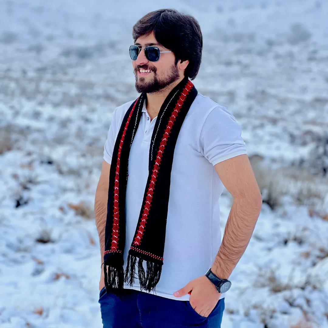 AghaZamanShah's tweet photo. چلتن کے سفید پوش پہاڑوں کے بیچ کچھ پل خوشگوار موڈ میں۔❣
#ChiltanMountains #Balochistan #QuettaSnowfall https://t.co/zHzngOLMLw